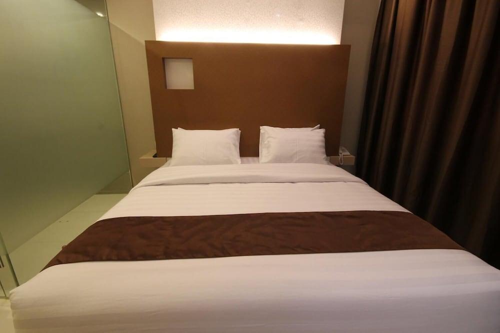 Os Hotel Airport Batam Exteriör bild