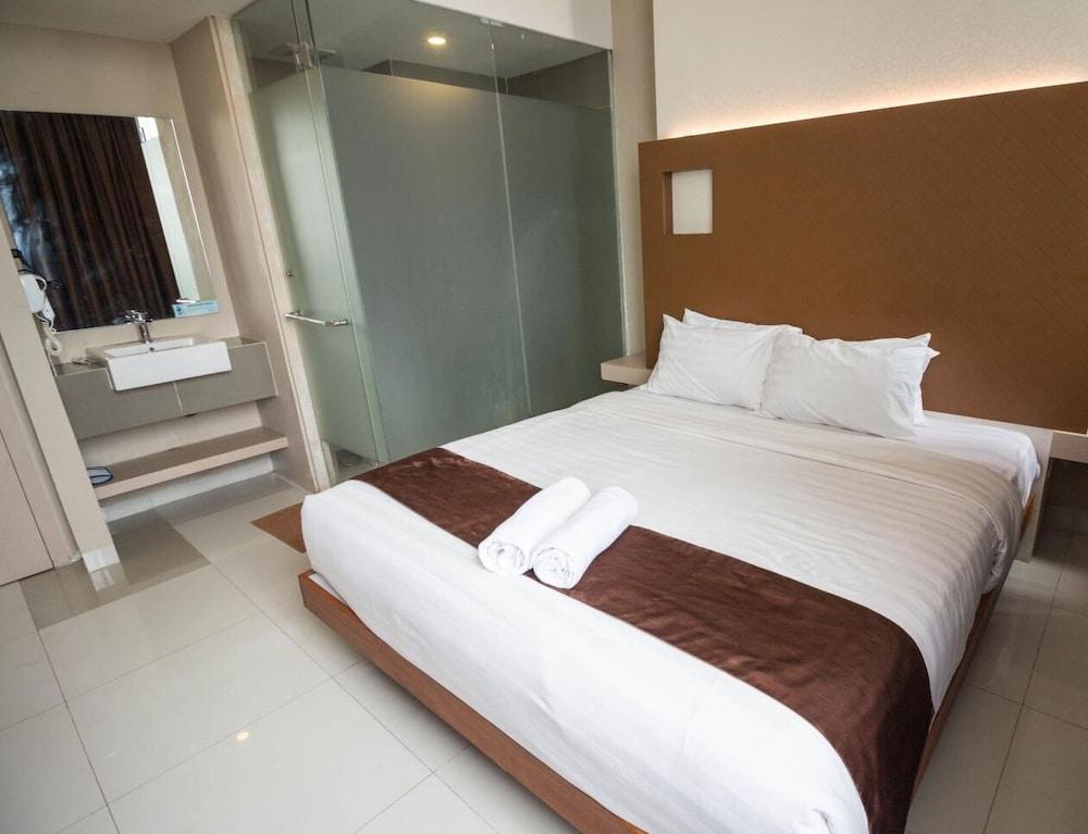 Os Hotel Airport Batam Exteriör bild