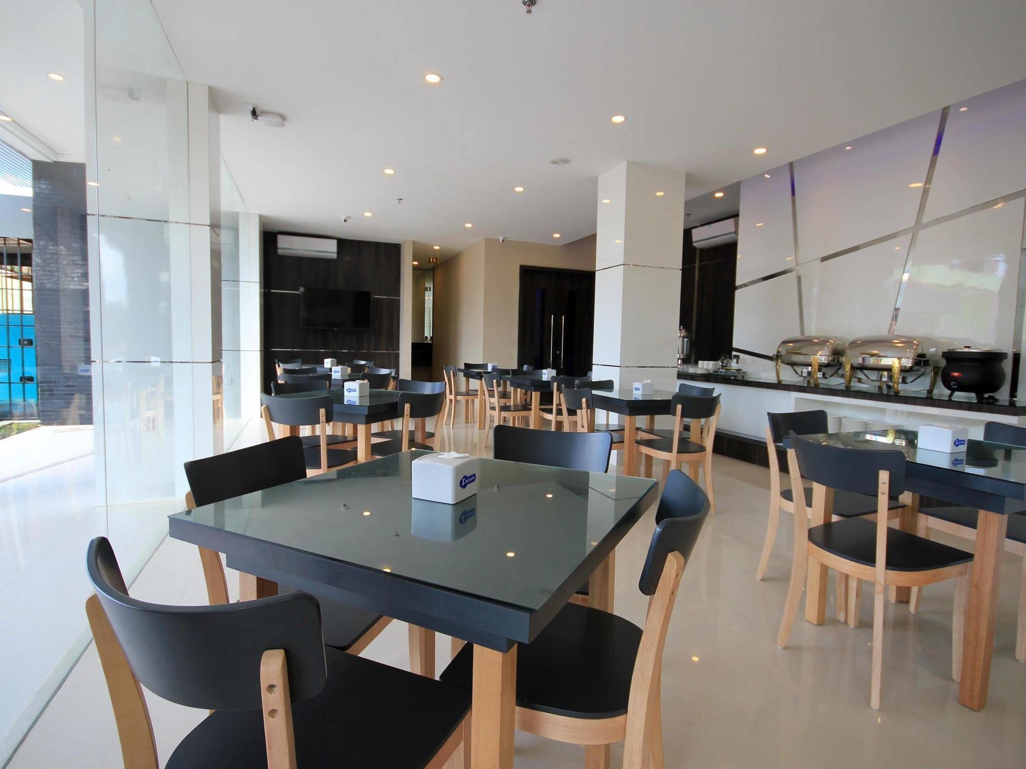 Os Hotel Airport Batam Exteriör bild